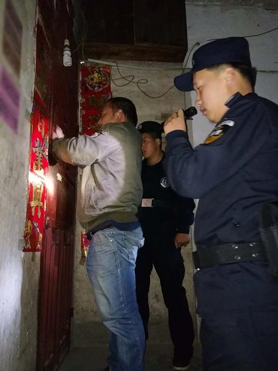 玉林粗心妈妈误将幼女锁家中 民警全城寻开锁师傅开门