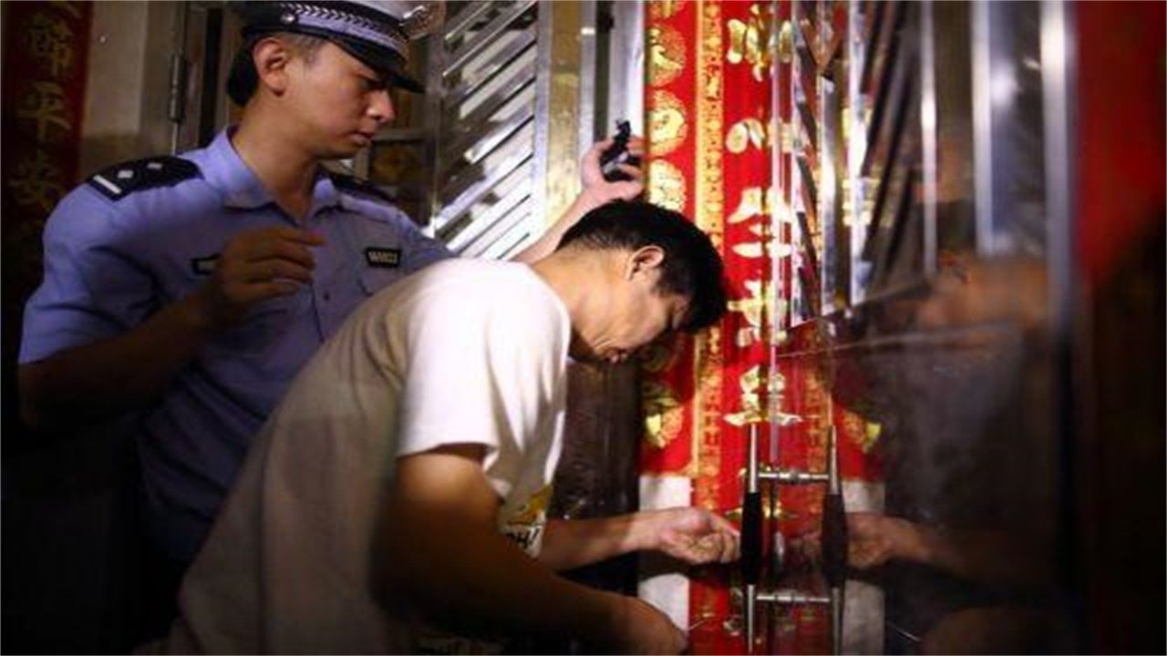 玉林请开锁师傅开了锁后，师傅为什么一般都不进门，就算主人请也不进去？